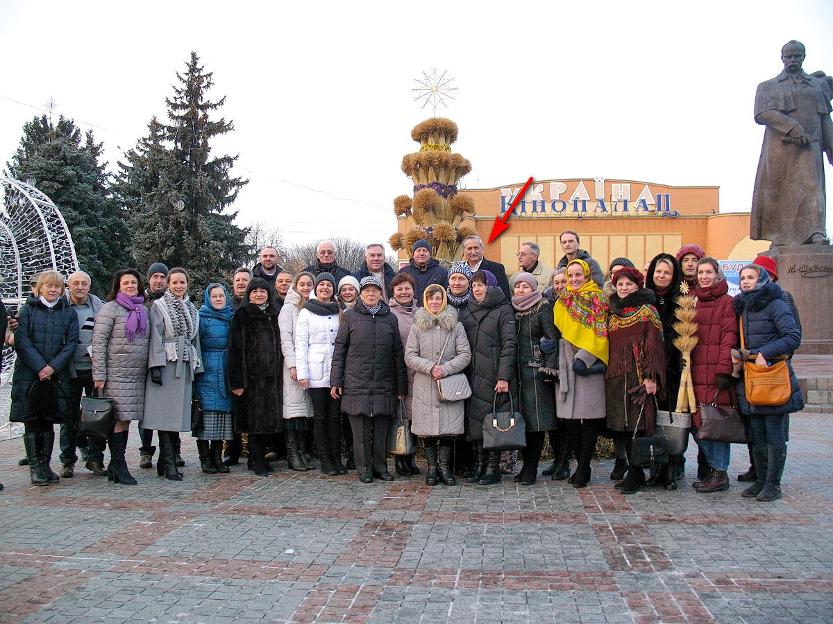 Петро Опанасюк - вказано стрілкою; група з членів Товариства перед дарованим Рівному Дідухом. Фото із сайту Товариства