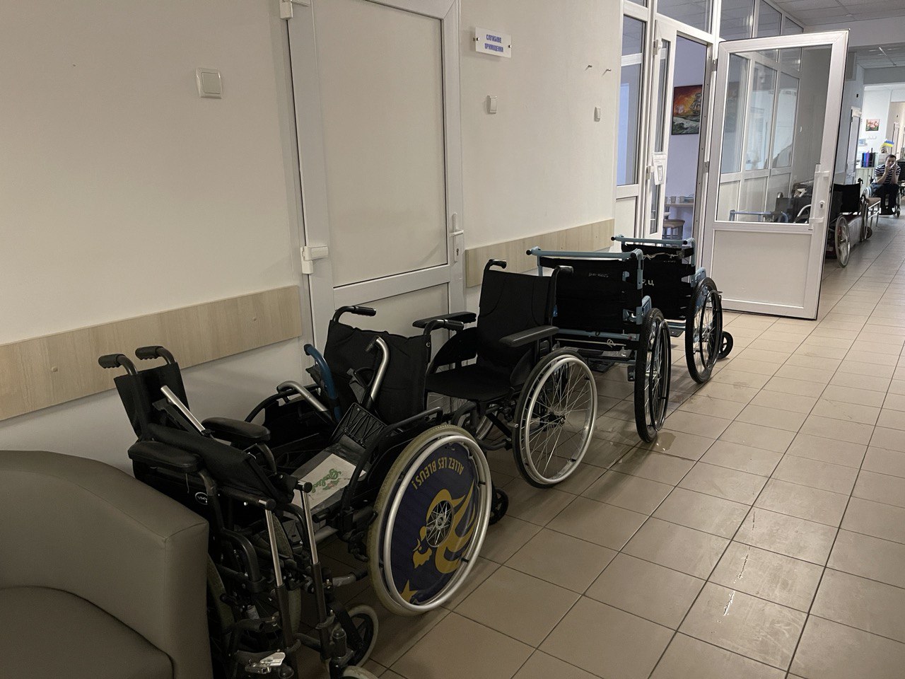 Колісні коляски - звичний інвентар госпіталю. Для зручності вони стоять просто у коридорах 