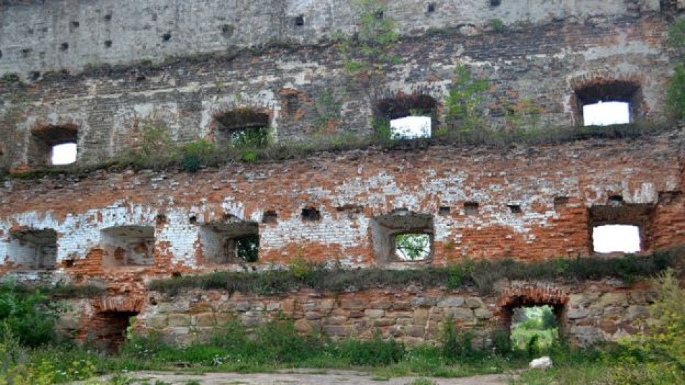 Стіна з бійницями розрахована на різний тип артилерії для ближнього, середнього і дального бою