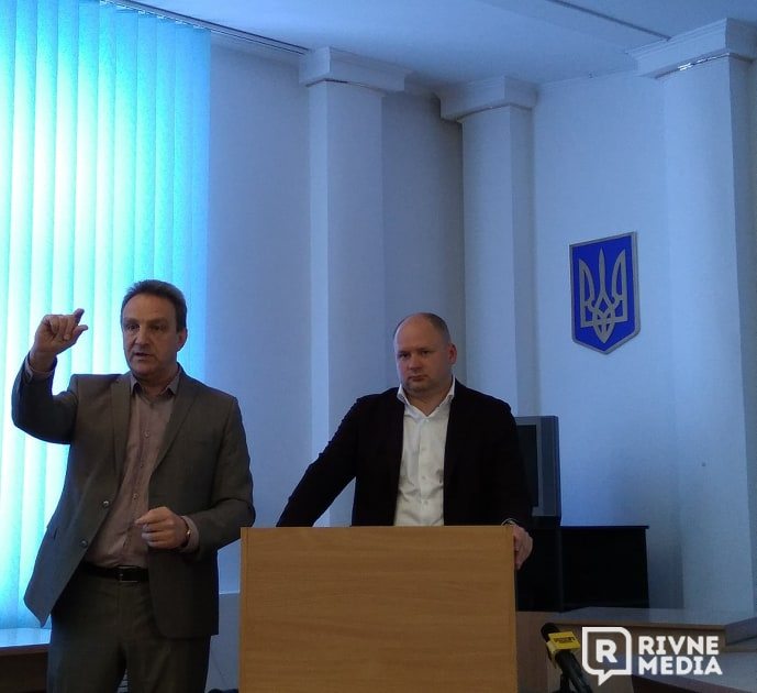 На фото - інвестор Іван Надєїн (справа) та директор "Рівнетеплоенерго" Олександр Корчинський (зліва)
