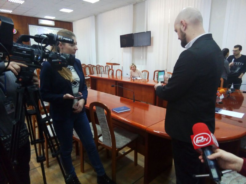 На фото Ігор Тимошенко демонструє журналістам як користуватись додатком