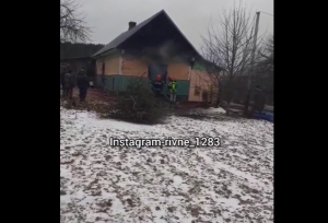 Мати із трьома дітьми залишилась без даху над головою: на Рівненщині згорів будинок