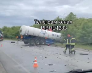 На Рівненщині зіткнулись легковик та вантажівка: попередньо - водій загинув (ВІДЕО)