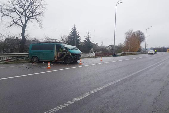 Пасажир загинув, водій - в шоці: на Рівненщині авто "влетіло" у відбійник (ФОТО)