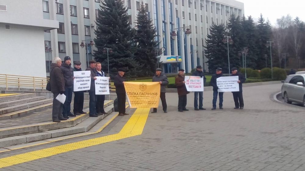 Аграрії Рівненщини влаштували акцію протесту біля обласної ради (ФОТО)