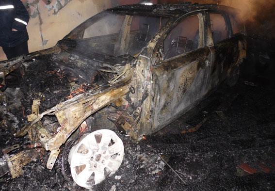 Вночі у Рівному підприємцю спалили авто (ФОТО)