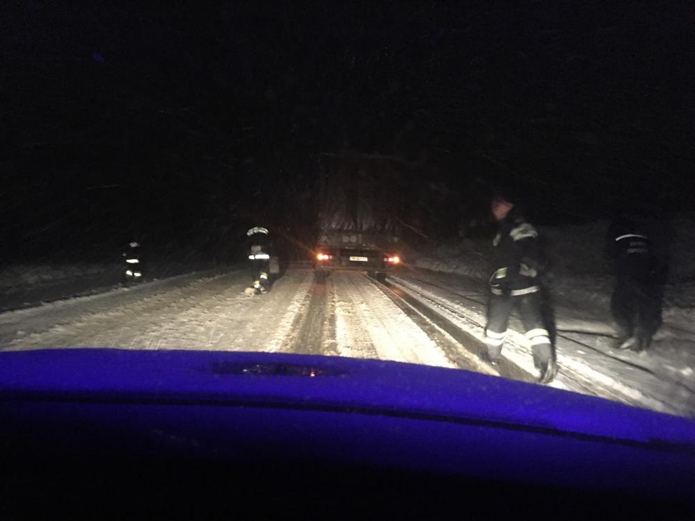 Чотири вантажівки потрапили в снігову пастку за минулу добу