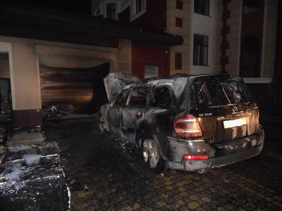 Скандально відомому рівненському депутату вночі спалили авто (ФОТО)