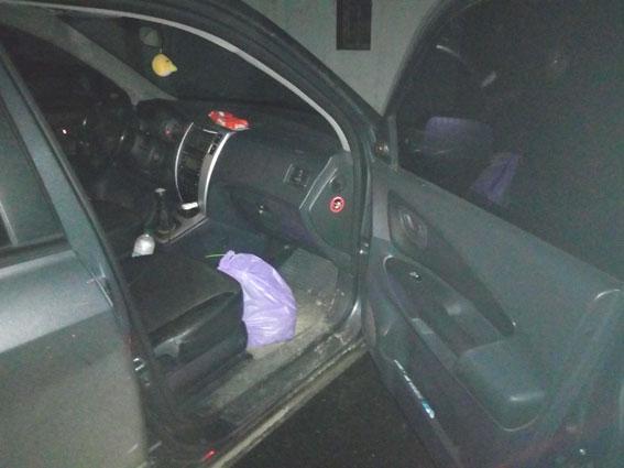 На Рівненщині затримали два автомобілі з незаконним бурштином (ФОТО)