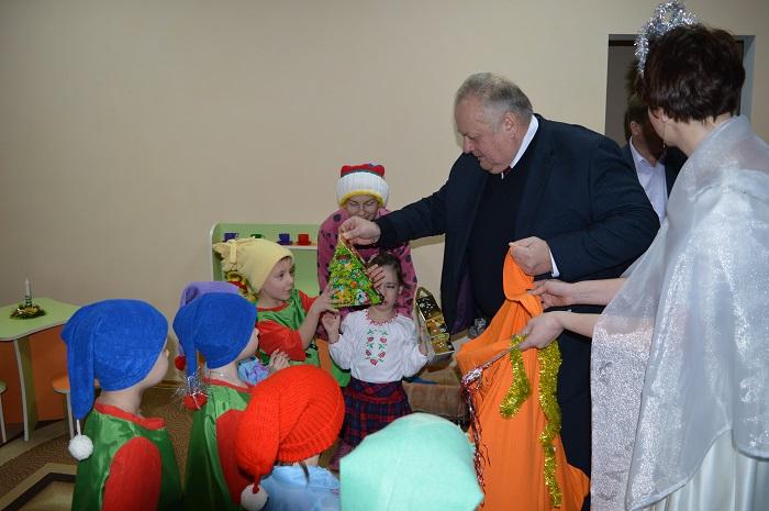 Особливі дітки Рівного отримали солодкі подарунки від міської влади (ФОТО)
