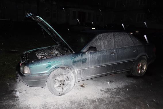 Уночі у Рівному знову підпалили авто (ФОТО)