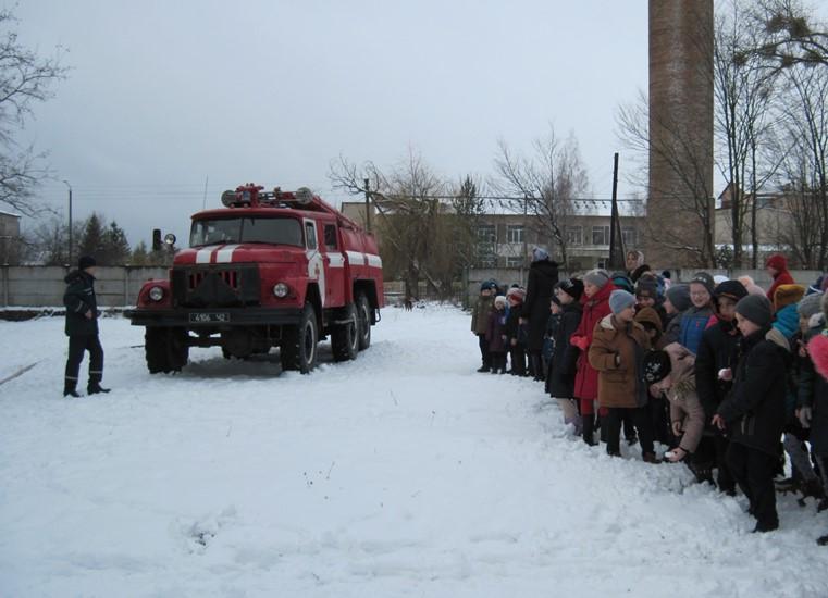 Рятувальники Рівненщини розповіли дітям правила пожежної безпеки