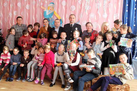 Як поліцейські Рівненського району дітям свято дарували (ФОТО)
