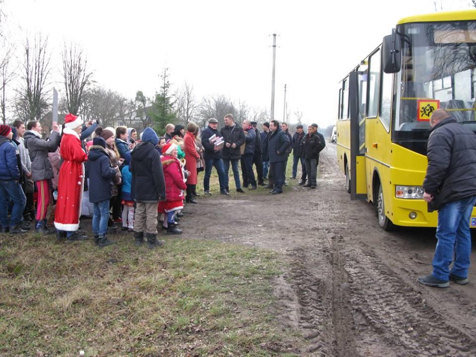 Подарунок під ялинку: школярі з Млинівщини отримали автобус 