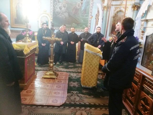 Священнослужителям Рівненщини рятувальники розповіли правила пожежної безпеки під час святкових богослужінь