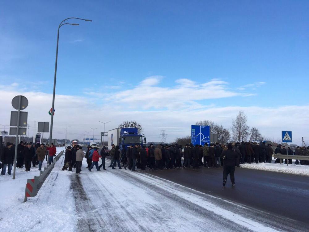 Поблизу Рівного пенсіонери перекрили міжнародну трасу (ВІДЕО+ФОТО) 