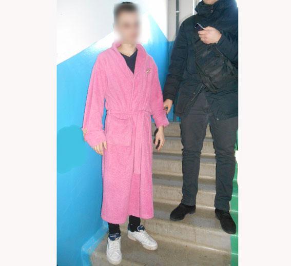 У рожевому халаті та марихуаною в кишенях: у Вараші затримали "цікавого" молодика