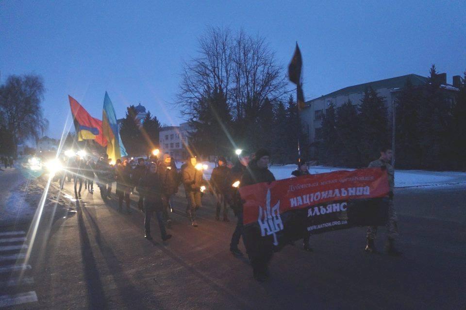 "Пам`ятай про Крути": у Дубні пройшли смолоскипною ходою (ВІДЕО)