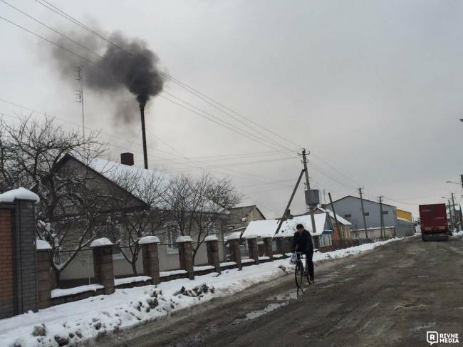 Мешканці Костополя скаржаться на чорний дим (ФОТОФАКТ)
