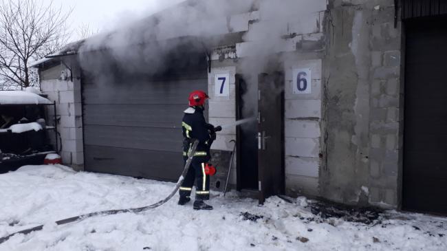 На Рівненщині через пожежу в гаражах згорів позашляховик (ФОТО)