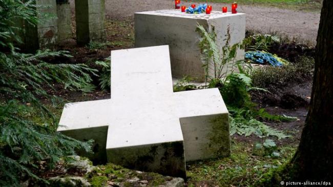 На Рівненщині молодик розкопав могилу матері