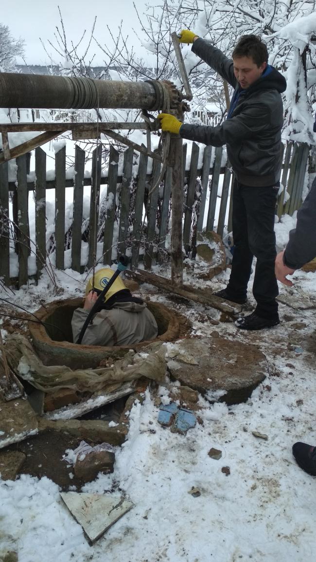 На Рівненщині рятувальники дістали з колодязя тіло загиблої (ФОТО)