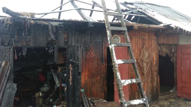На Рівненщині у пожежі згоріла господарська будівля