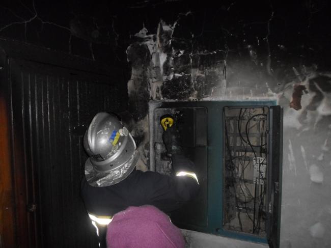 Невідомий підпалив двері рівнянина: через пожежу евакуювали 8 людей (ФОТО)