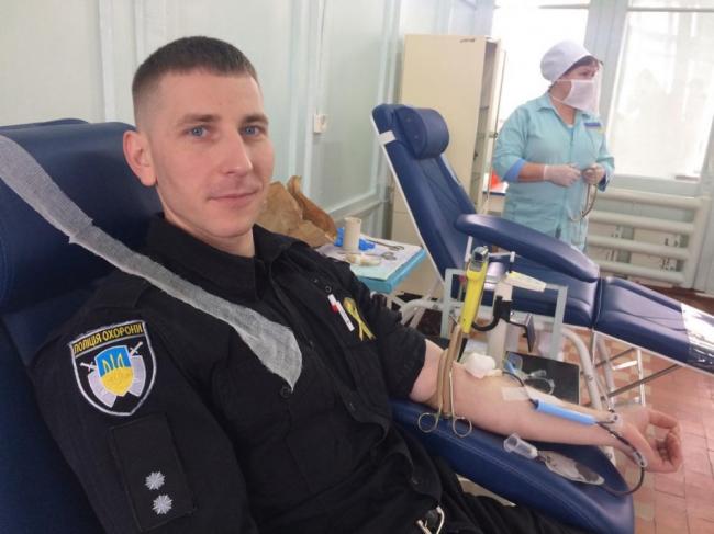 Поліцейські охорони Рівного здали кров для онкохворих дітей (ФОТО)