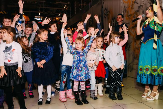 Рівненські дітлахи проводжали зиму на дитячій дискотеці (ФОТОРЕПОРТАЖ)