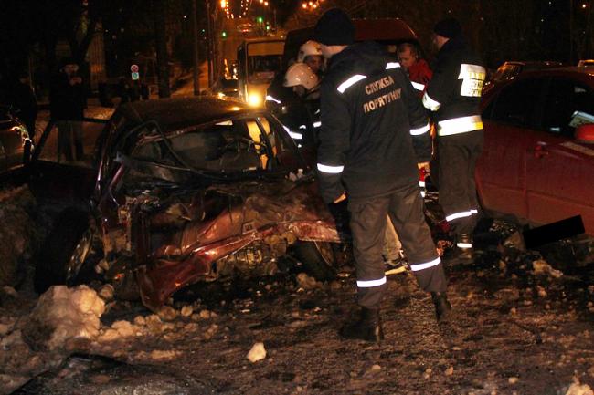 Рятувальники діставали водія з понівеченої автівки після вчорашньої резонансної ДТП у Рівному (ВІДЕО)