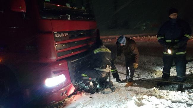 Рятувальники Рівненщини допомогли виїхати зі снігових пасток 7 вантажівкам (ФОТО, ВІДЕО)