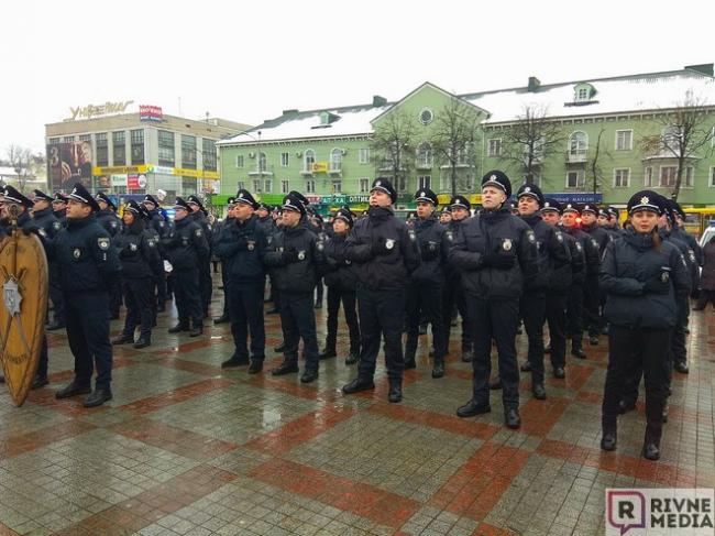 Суттєве підкріплення: більше сотні патрульних поліцейських сьогодні склали присягу у Рівному (ФОТОРЕПОРТАЖ)