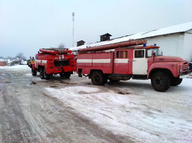 У Зарічненському районі пожежники рятували магазин будівельних товарів (ФОТО)