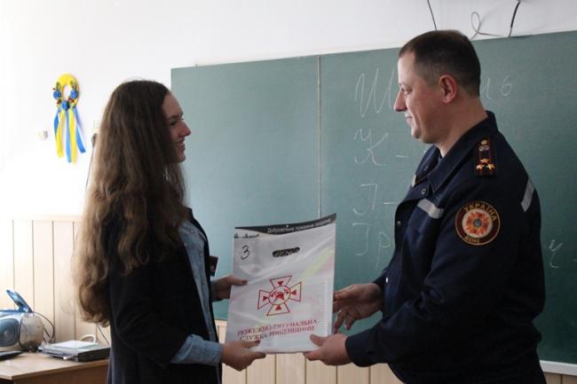 Вогнеборці Рівненщини нагородили юних знавців пожежної безпеки (ФОТО)