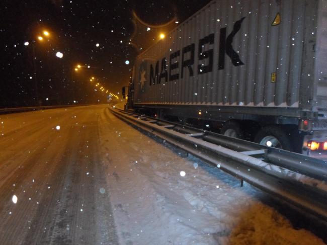 27 автомобілів у снігових заметах: якою видалася ніч для рятувальників Рівненщини (ФОТО)