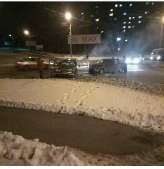 Біля автовокзалу в Рівному зіткнулися дві автівки (ФОТОФАКТ)