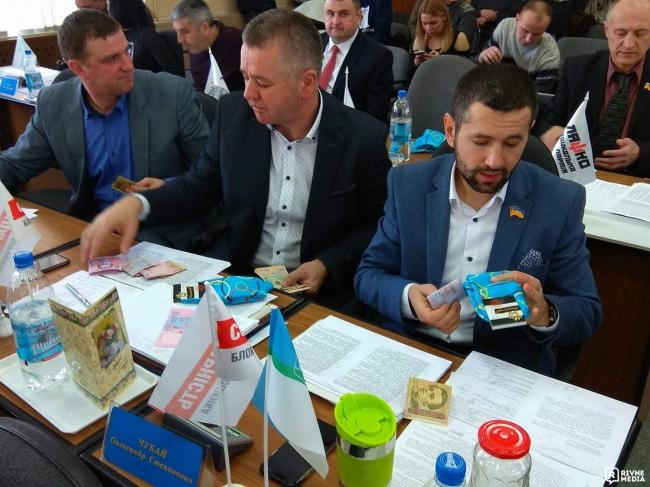 Депутатам Рівнеради під час сесії роздали різнокольорові шкарпетки (ФОТО)