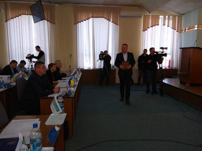 Хомко під час сесії нагородив депутата Рівнеради (ФОТО)