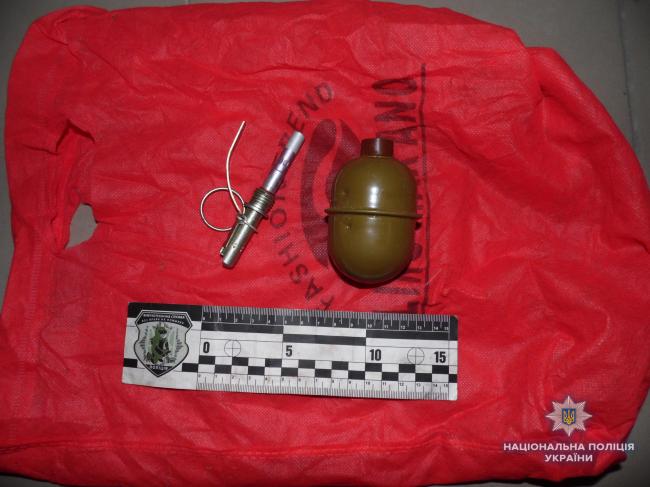 На Рівненщині чоловік приніс у поліцію гранату, яку зберігав роками вдома (ФОТО)