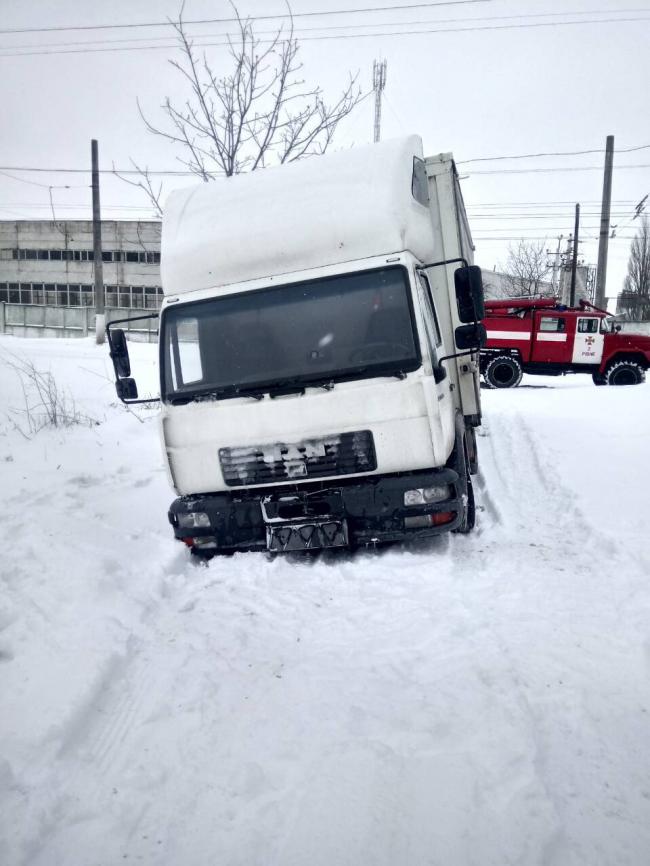 На Рівненщині вантажівка застрягла в наметі (ФОТО)