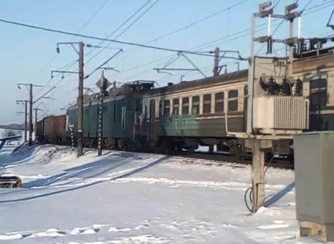 На Рівненщині вантажний потяг штовхав поламану "електричку" (ВІДЕО)