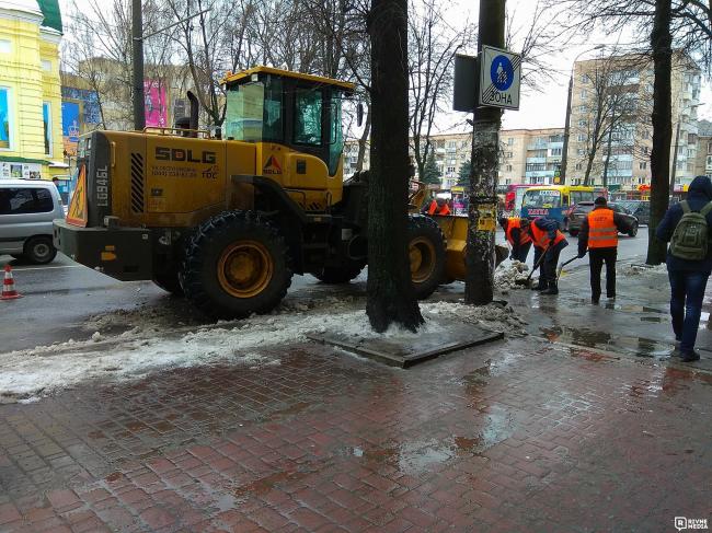 На центральній вулиці Рівного прибирають залишки снігу (ФОТОФАКТ)