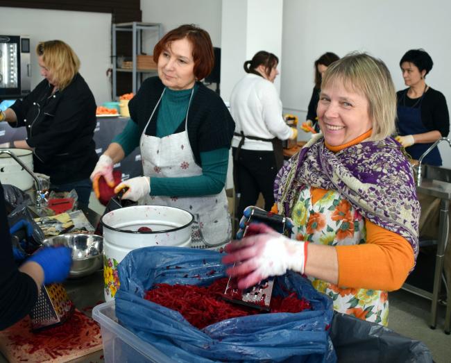 Рівненські волонтери приготували понад 400 л борщової заправки для воїнів АТО (ФОТО)