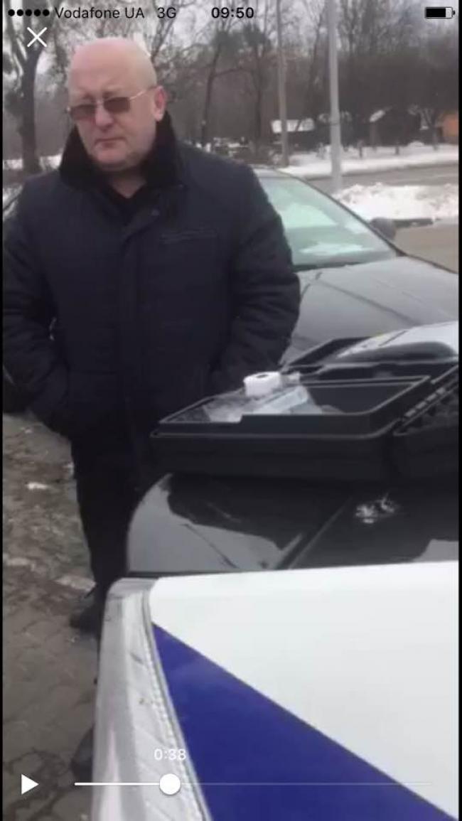 П`яний працівник поліції спричинив ДТП і "поцілував" автомобіль депутата Рівнеради (ВІДЕО)