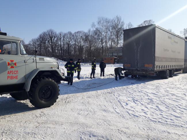 Рятувальники Рівненщини відбуксирували великогабаритну вантажівку (ФОТО, ВІДЕО)
