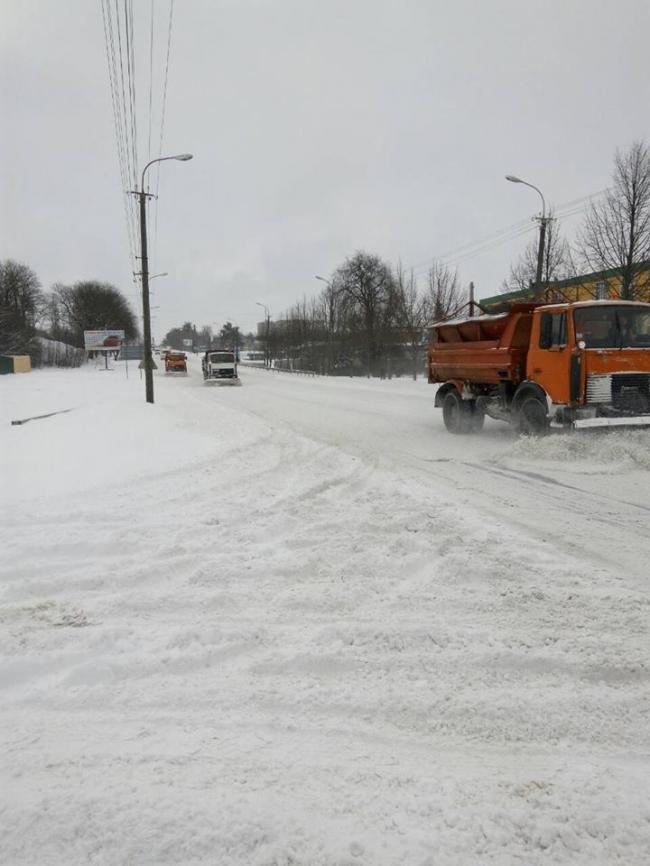 Цілу ніч комунальники Рівного розчищали сніг (ФОТОФАКТ)