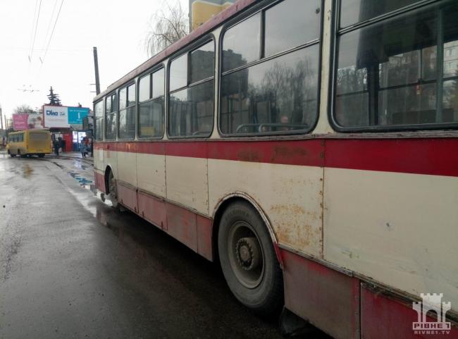 У Рівному тролейбус та маршрутка не поділили зупинку (ФОТО)