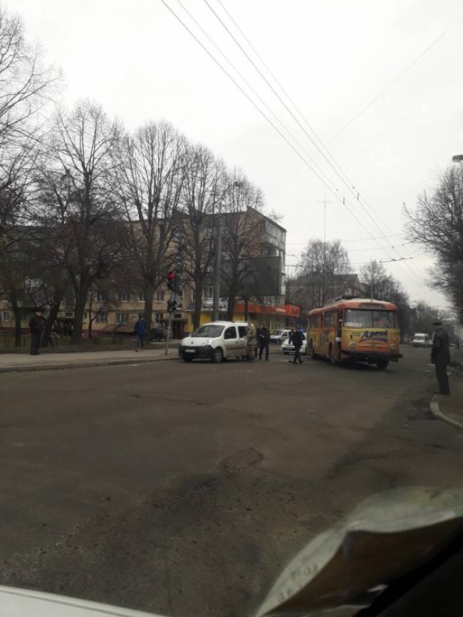 У Рівному тролейбус в`їхав у "мінівен" (ФОТО+ВІДЕО)