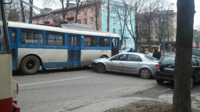 У Рівному тролейбус зіткнувся з автомобілем (ФОТОФАКТ)